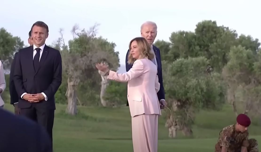 VIDEO/ Presidenti Biden shfaqet sërish ‘i humbur’, Meloni nxiton për ta ndihmuar