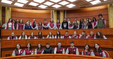 Veliaj uron maturantët: Vazhdoni të punoni fort dhe të ecni përpara!