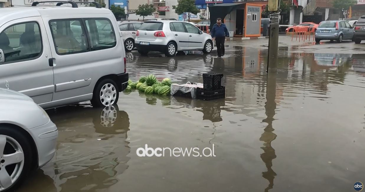 VIDEO/ Fushë-Kruja përfshihet nga reshjet e dendura të shiut, përmbytet tregu i fruta perimeve