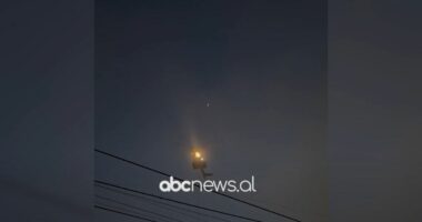 VIDEO/ Zjarri në Shkodër, helikopteri Cougar ndërhyn nga ajri për shuarjen e flakëve