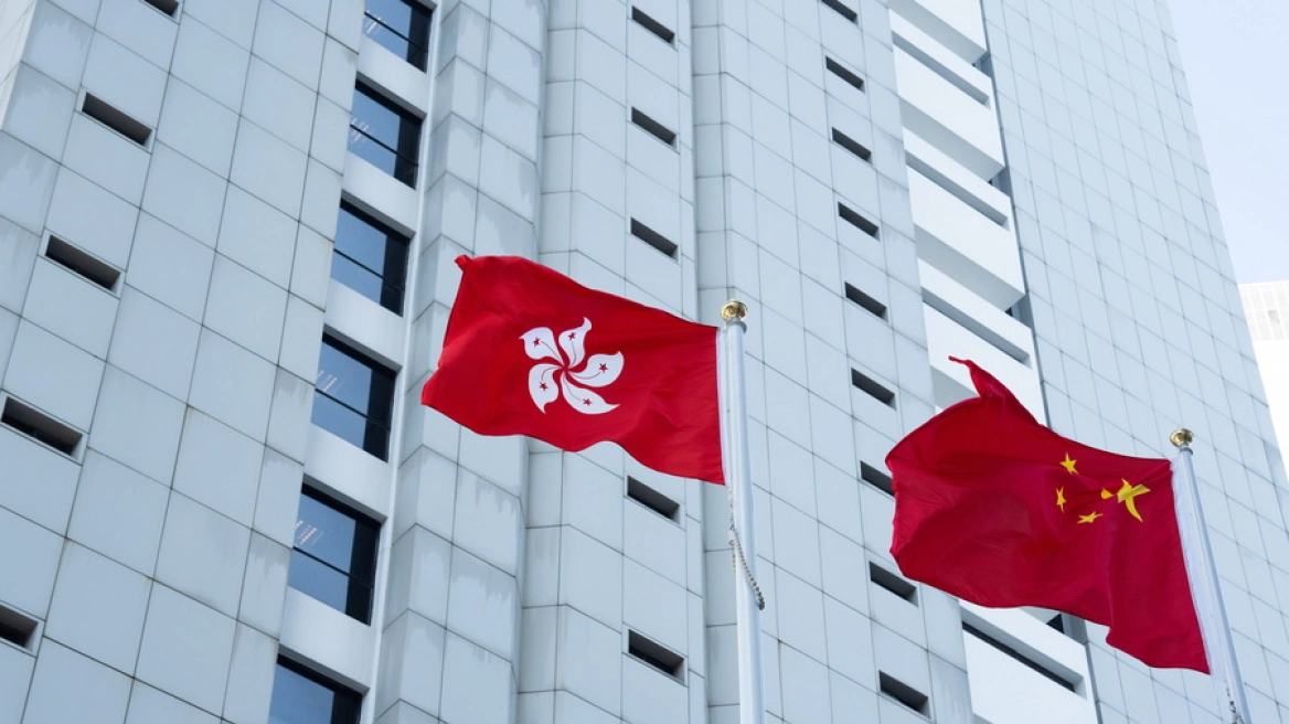 Hong Kong, qëndruan ulur gjatë himnit kombëtar të Kinës, tre të arrestuar