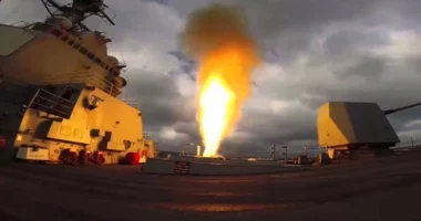 Rebelët Houthi përshkallëzojnë sulmet, godasin me dronë e raketa anijet në Detin e Kuq