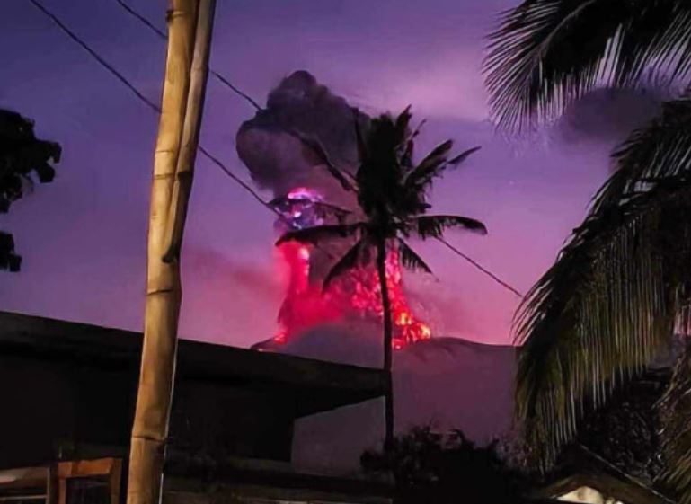 Shpërthen vullkani në Filipine, evakuohen 2800 persona