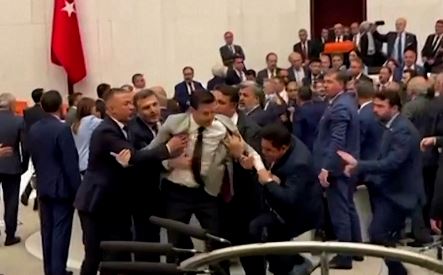 Sherr në parlamentin turk pas arrestimit të një kryebashkiaku/ Deputetët përplasen fizikisht me njëri-tjetrin