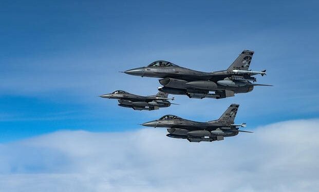 Kievi: Moska po intensifikon sulmet para mbërritjes së F-16