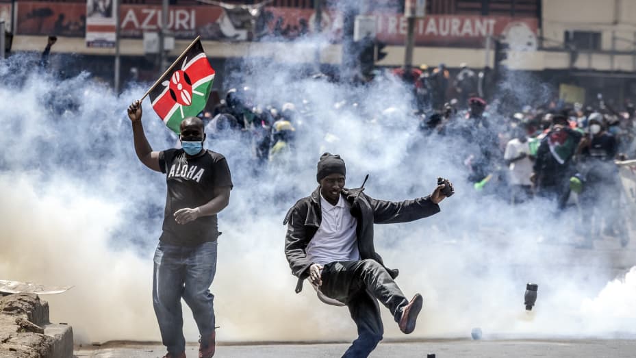 Presidenti i Kenias tërhiqet nga rritja e taksave pas protestave vdekjeprurëse