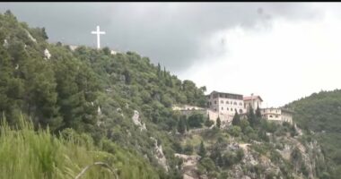 Pelegrinazhi në rrugën malore drejt kishës së Shna Ndout/ Besimtarë nga vendi, rajoni e bota