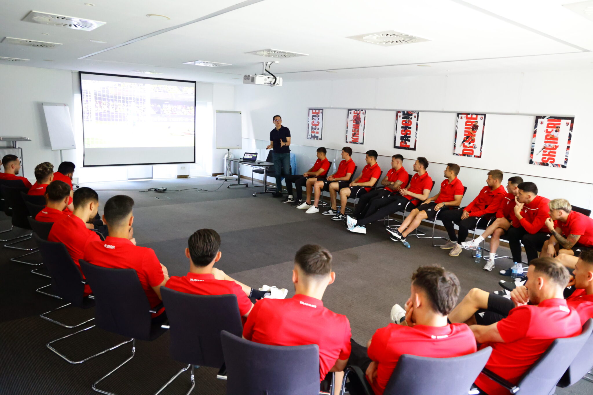 “Referees meet the teams”, UEFA tur takimesh me ekipet pjesëmarrëse në EURO 2024 për rregulloren e arbitrimit