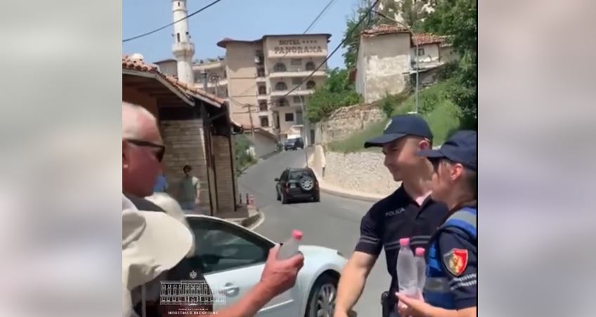VIDEO/ Temperaturat e larta, policët shpërndajnë ujë për qytetarët dhe turistët
