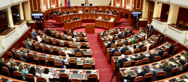 Kthyen kaosin në Kuvend, PS: Ndëshkim për 5 deputetë