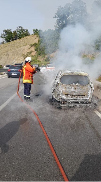 FOTO/ Shkrumbohet nga flakët makina në aksin Qeparo-Kuç, nuk ka të lënduar