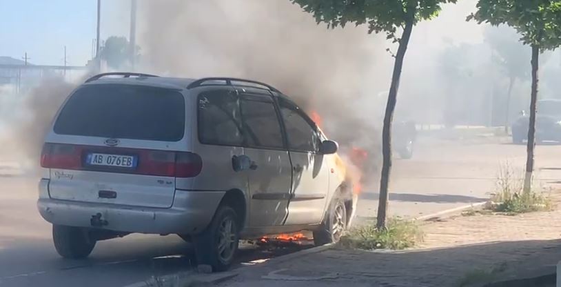 VIDEO/ Përfshihet nga flakët makina në Korçë, ndërhyn zjarrfikësja