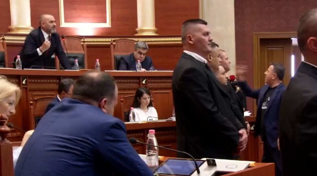 Noka në sallë nuk zbaton vendimin e Nikollës/ Manja: PS, partia e 850 mijë zemrave shqiptare, Flamur ktheje gishtin te bluza