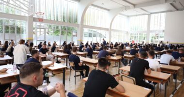Sot provimi i tretë i Maturës Shtetërore, rreth 28 mijë maturantë testojnë dijet në lëndën e matematikës