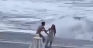 VIDEO/ Momenti tronditës ku 20 vjeçarja ‘përpihet’ nga dallgët në Rusi, ende e zhdukur