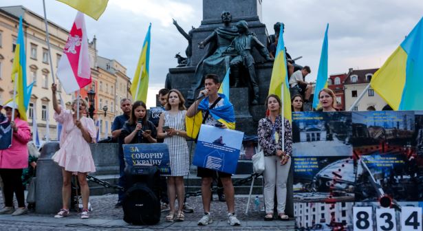 Ende pas dy vitesh, bota vazhdon të mbështesë Ukrainën