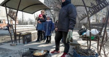 Masakra në Mariupol/ Rusia akuzohet për përdorimin e urisë si “armë lufte”