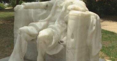 Vala e të nxehtit në SHBA/ Shkrihet statuja prej dylli e Abraham Lincoln