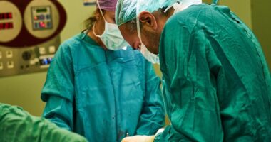 Tumori më i madh i tiroides në Evropë i është hequr një pacienti në Rumani