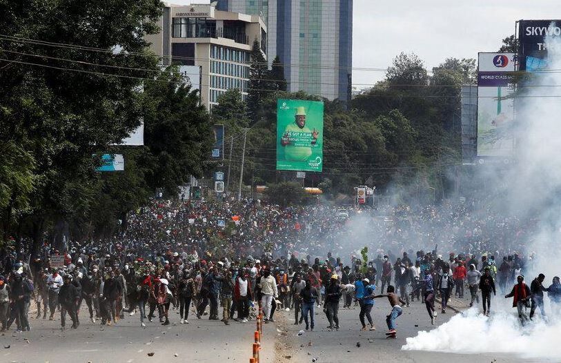 Protestuesit sulmojnë parlamentin, qeveria nxjerr ushtrinë në rrugë në Kenia