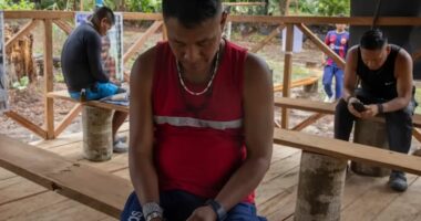 Të izoluar prej shekujsh, fisi Marumbo në Amazonë lidhet me internet, pse po shqetësohen të moshuarit