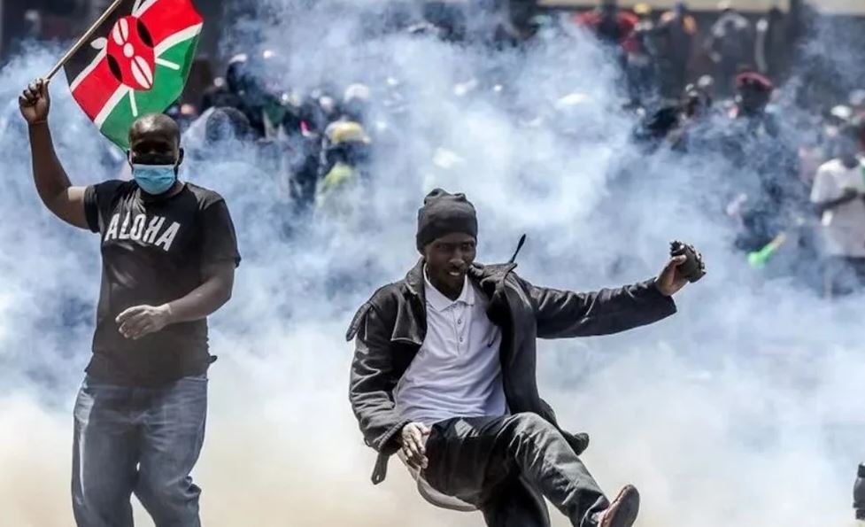 Kaos në Kenia/ Protestuesit i vënë flakën parlamentit, 50 të plagosur