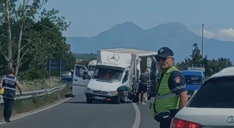 Aksident në aksin Shkodër-Bushat, përplasen katër automjete