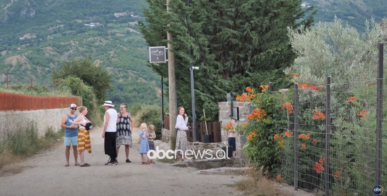 Suedezët preferojnë Shëngjergjin/ Të mahnitur nga bukuritë e veçanta të fshatit turistik të Tiranës