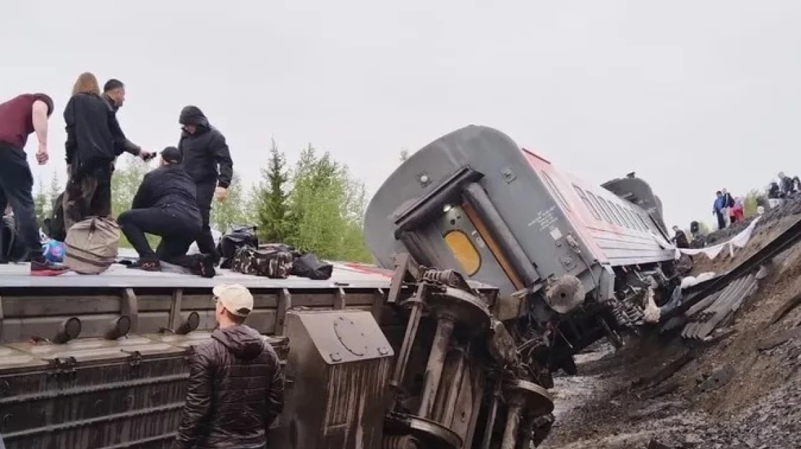 Del nga shinat treni i pasagjerëve në Rusi, raportohet për të lënduar