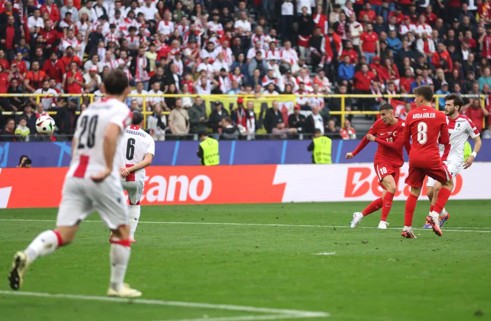 Goditje potente nga jashtë zone, Turqia merr avantazhin në “Signal Iduna Park”