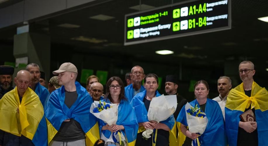 Kthehen në Kiev 10 ukrainas të burgosur në Rusi prej shumë vitesh