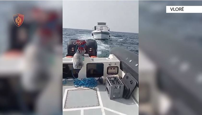 Mjeti lundrues pësoi defekt dhe mbetën të bllokuar në det, shpëtohen dy persona në Vlorë