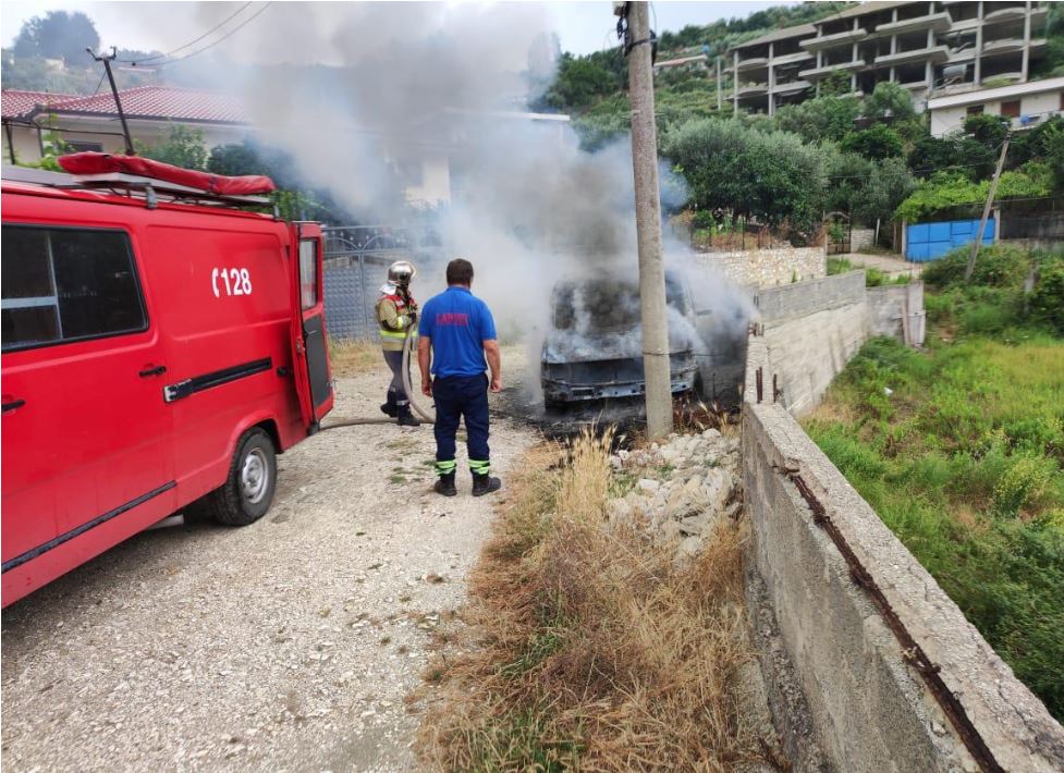 VIDEO/ Vlorë, digjet furgoni, dyshohet për shkëndijë elektrike