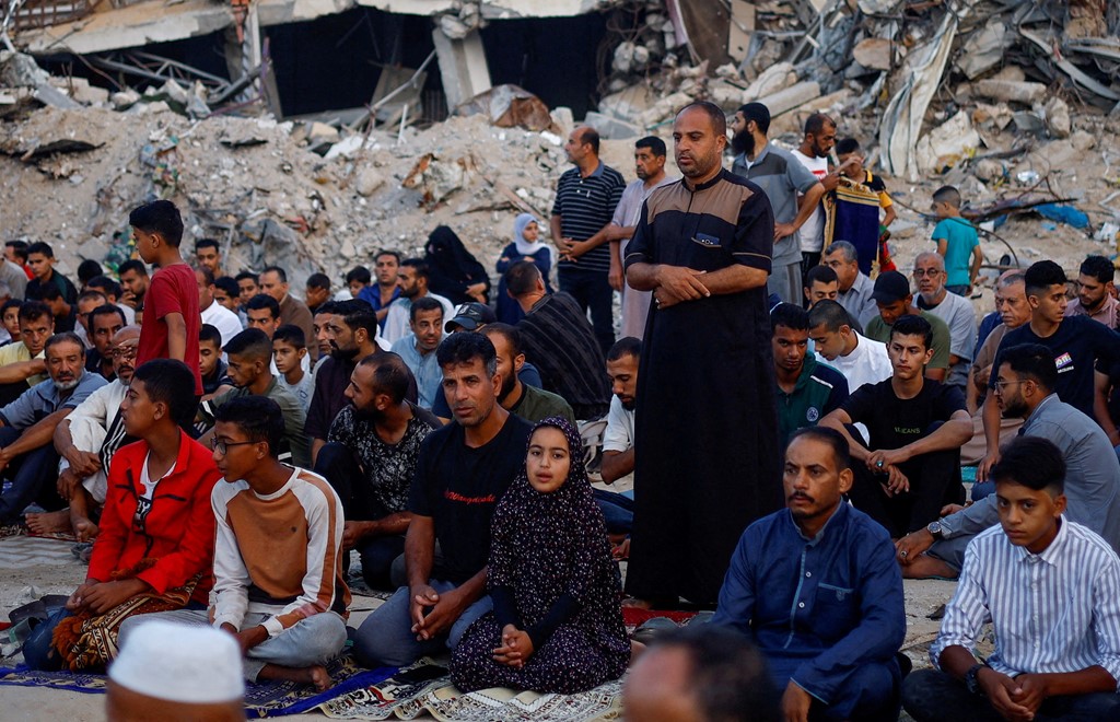 Palestinezët falin namazin në rrënojat e xhamisë së shkatërruar në Khan Younis