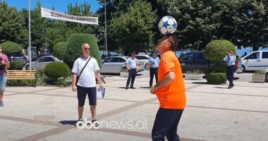 Xhongleri rekordmen/ Thyen rekordin e tij, vesh 26 bluza duke mbajtur topin me kokë