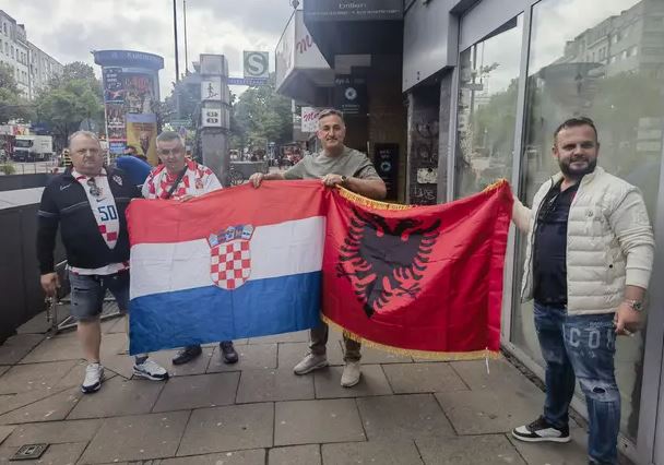 I biri pritet të startojë në formacion/ Babai i Arbër Hoxhës me flamurin shqiptar dhe kroat: Të fitojë skuadra më e mirë
