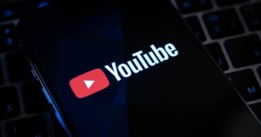 YouTube ndalon të miturit të kenë akses në videot me armë