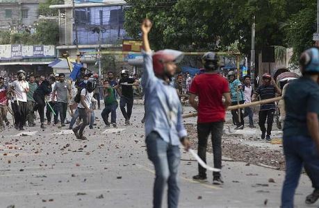 Përleshje të dhunshme mes policisë dhe studentëve në Bangladesh, 39 viktima dhe 700 të plagosur