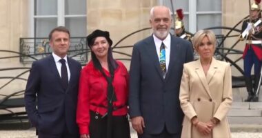 VIDEO/ Rama pjesëmarrës në ceremoninë hapëse të Lojërave Olimpike në Paris, pritet nga presidenti Macron