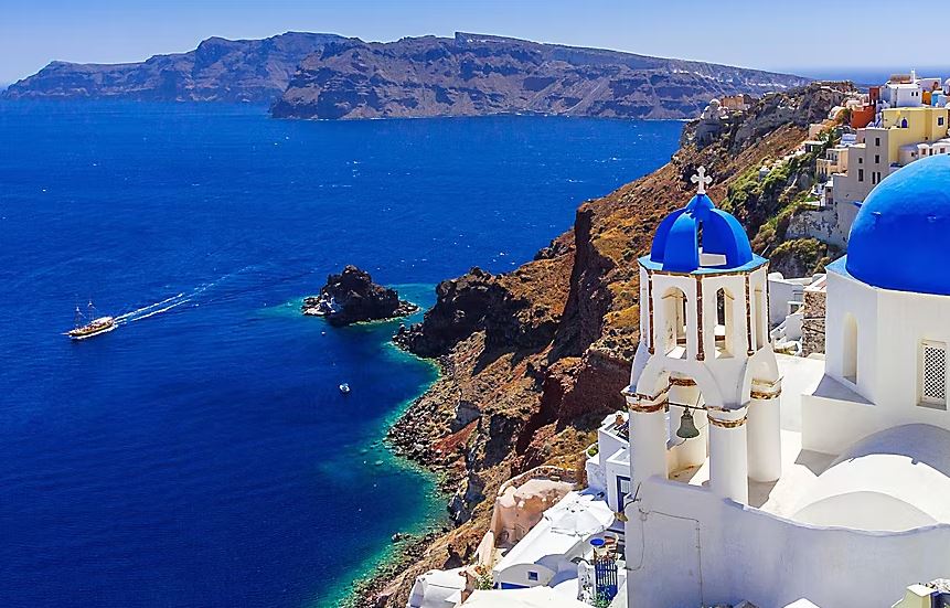 Banorëve të Santorinit u kërkohet të mbyllen në shtëpi për të liruar hapësirë për turistët