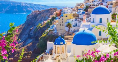 Fluks turistësh në Santorini/ Banorët të shqetësuar: Nuk i përballojmë dot, nuk kemi kapacitete