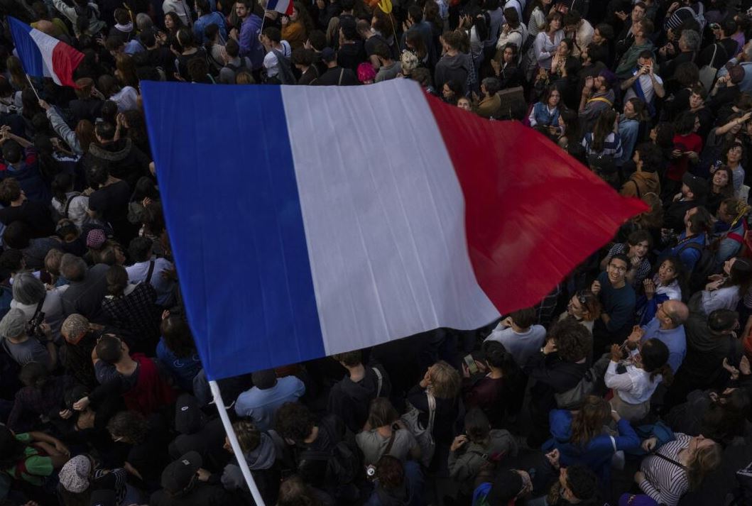 Franca në kërkim të koalicionit/ Pas raundit të dytë të zgjedhjeve, tre parti pa mazhorancë