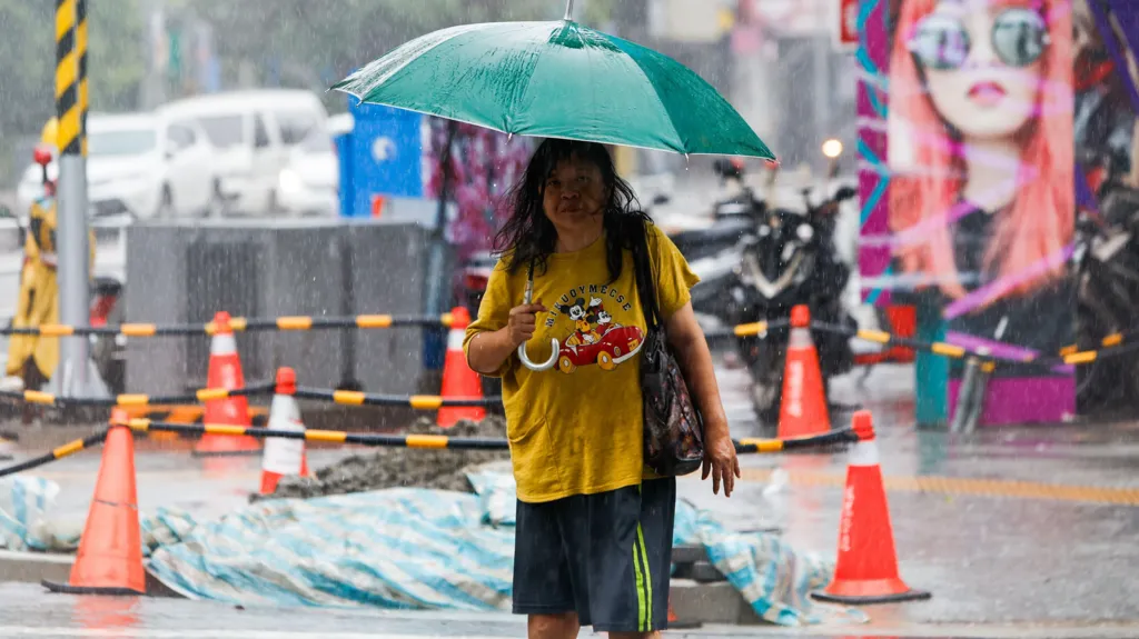Tajvani ndalon fluturimet, stuhia pritet të godasë vendin