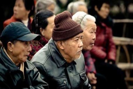 Plakja e popullsisë/ Kina do të rrisë moshën e daljes në pension