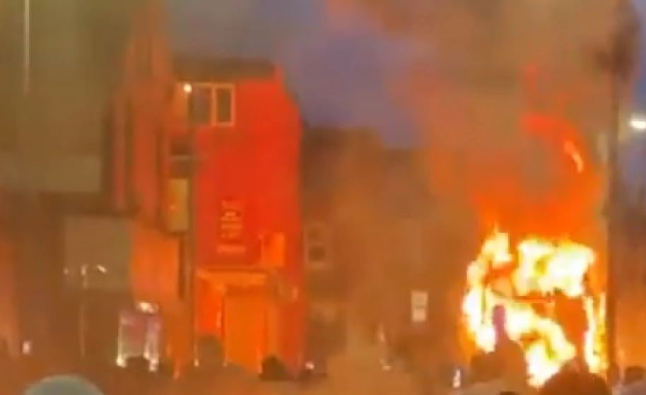 Kaos në Londër/ Protestuesit djegin një autobus dhe dëmtojnë një makinë policie