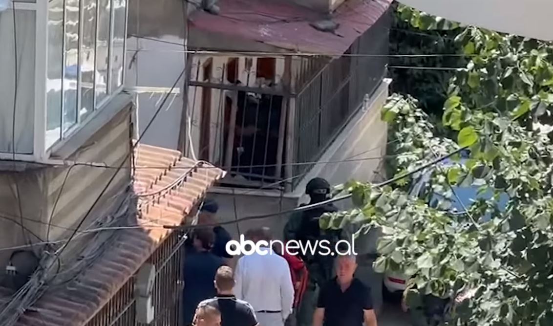 Terrorizoi zonën duke qëlluar me armë nga banesa, “arrest shtëpiak” për 71-vjeçarin në Korçë