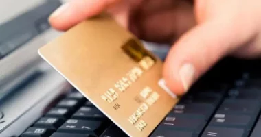 Tentoi të bëjë blerje me karta virtuale të rreme, pranga 25-vjeçarit në Tiranë