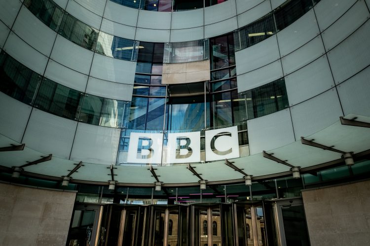 BBC planifikon të pushojë nga puna 500 punëtorë deri në fund të marsit 2026