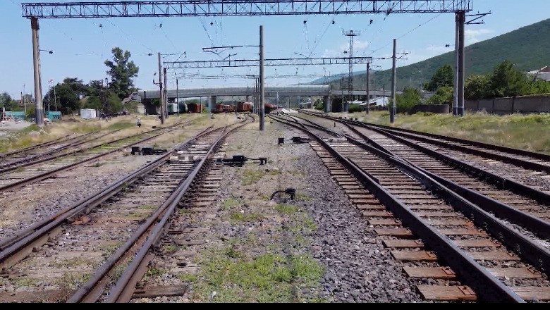 Hekurudha Vorë-Hani i Hotit, miratohet fondi i BEI prej 100 milionë euro. Muça: Trenat me shpejtësi 120 km/orë