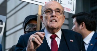 Vendimi i një gjyqtari mund ta detyrojë Rudy Giulianin të përballet me disa padi